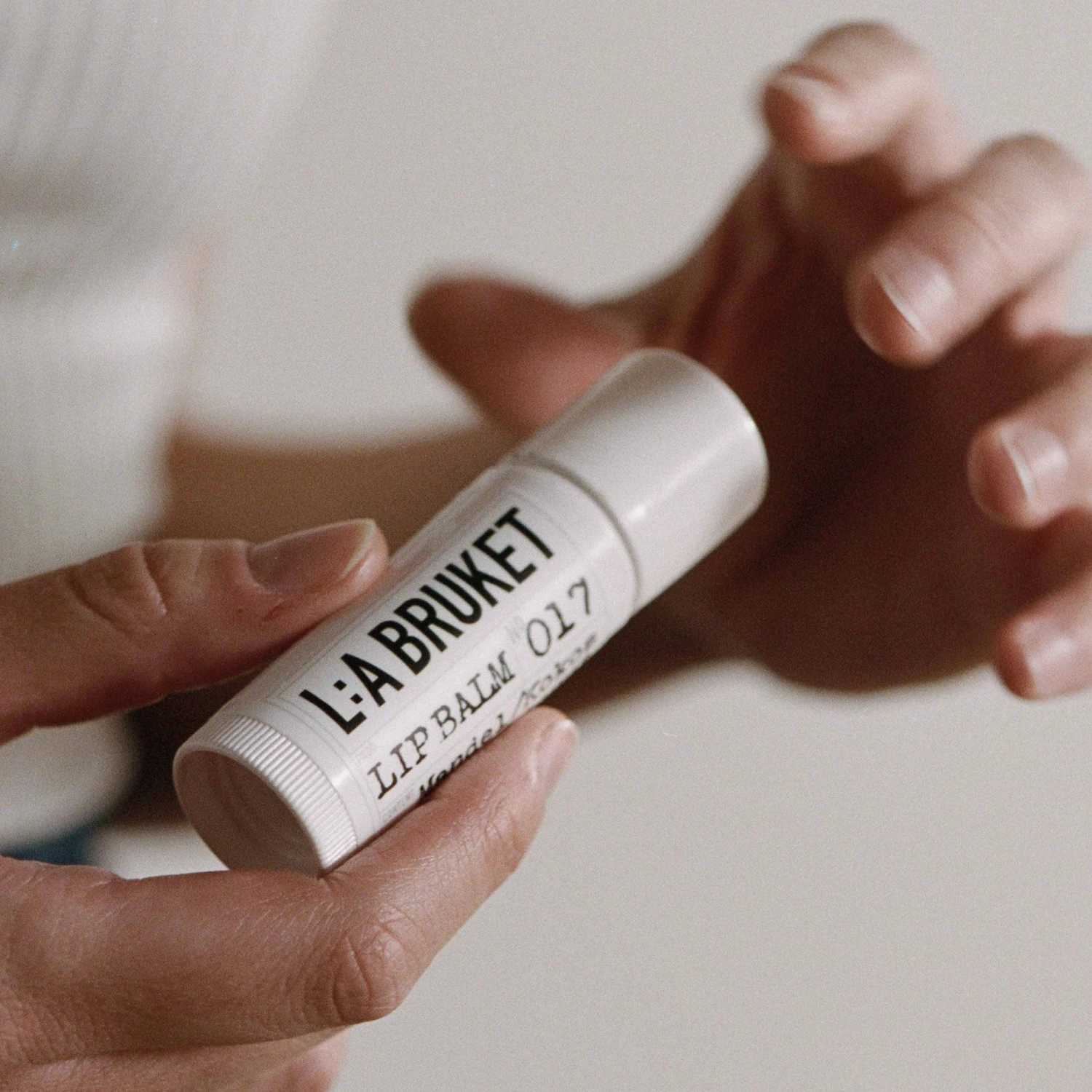 L:A Bruket Lip Balm Baume à Lèvres Protecteur 017 – Image 2