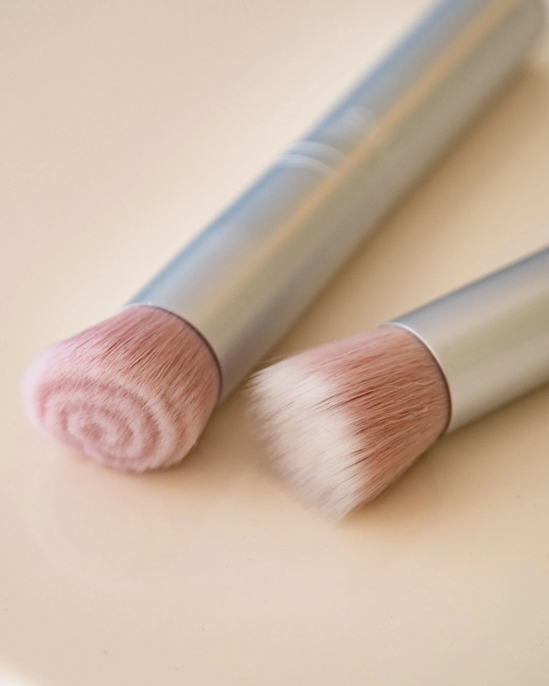 RMS Beauty Skin2Skin Blush Brush – Image 3