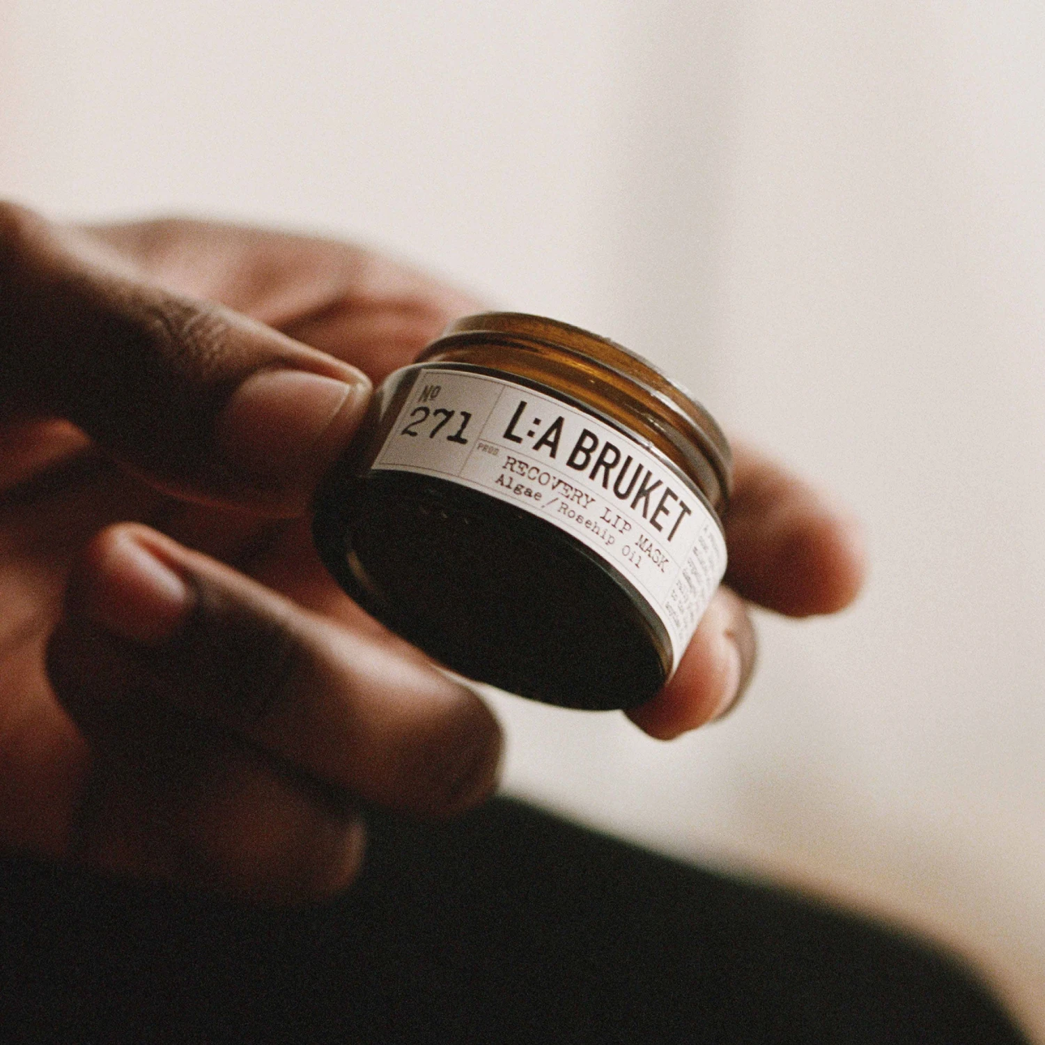 L:A Bruket Recovery Lip Masque Régénérant Lèvres 271 – Image 2