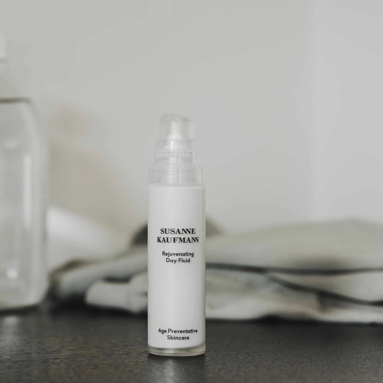 Rejuvenating Day Fluid Fluide De Jour Revitalisant – Image 2